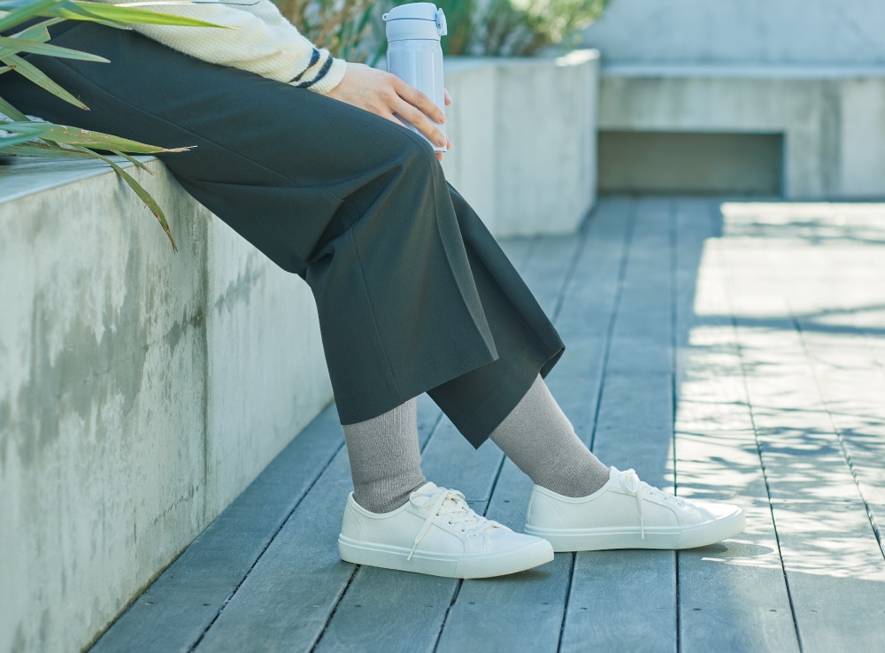 足首より先は薄手で靴を履けるので、外出にもおすすめ
