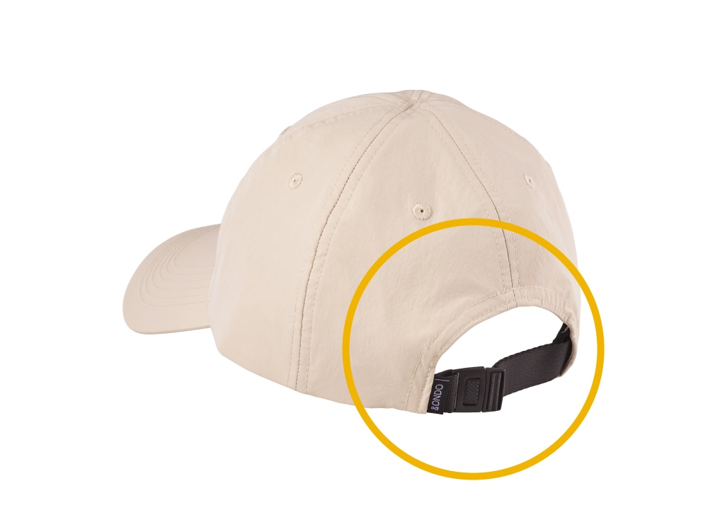 背面のバックルで形を崩さず、持ち運べる